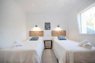 Sara 4 personas free WIFI chill-out private pool private tennis court