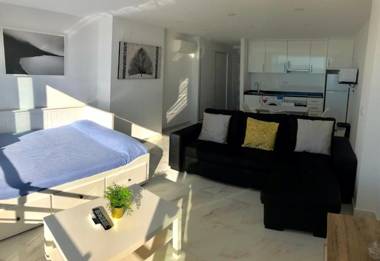 LEVANTE BEACH SEAFRONT BLUELINE STUDIO