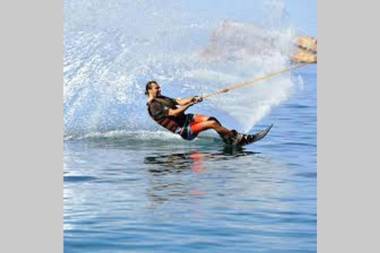 Apartamento mediterraneo muy centrico en Plaza Triangular soleado con jardines y piscina y la playa enfrente andando con parking exterior comunitario