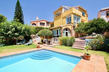 4BR Villa Milana Private Pool Sea Views. Wifi 3 mins Drive to the Beach