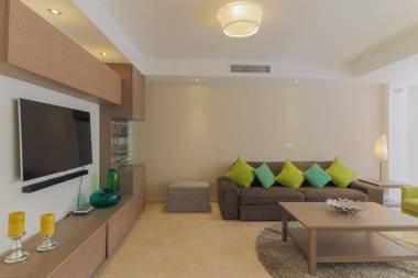 C43 - Family House with Terrace and Shared Pool