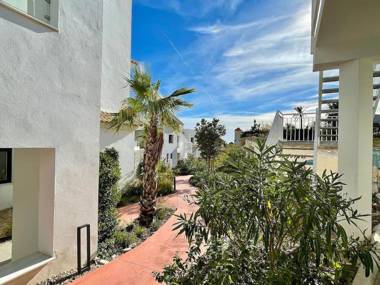 Bayview -Superb Luxurious Sea View Penthouse with private hot tub by Solrentspain