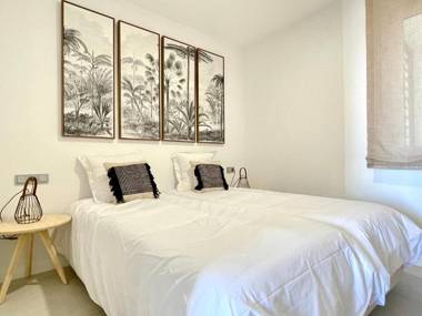 Bayview -Superb Luxurious Sea View Penthouse with private hot tub by Solrentspain