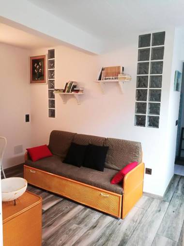 One bedroom appartement with enclosed garden and wifi at Lourenza