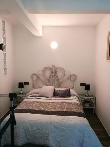 One bedroom appartement with enclosed garden and wifi at Lourenza