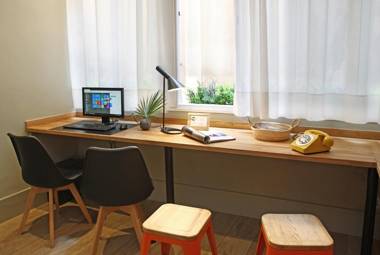 Chic & Basic Tallers Hostal