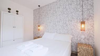 The White Flats Les Corts