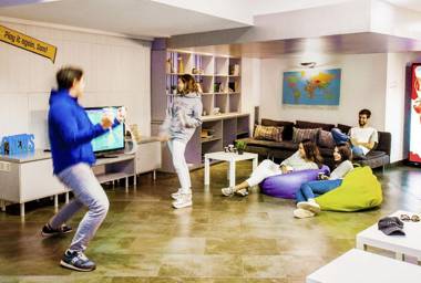 Twenty Tu Hi-Tech Hostel