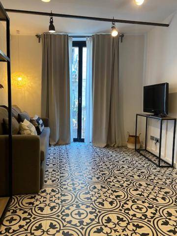 Liceu Apartments by gaiarooms