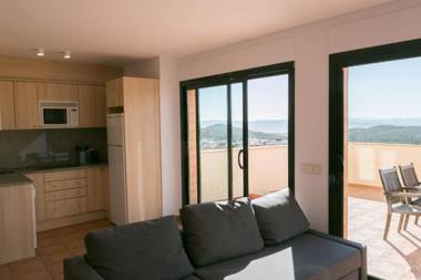2 bedroom apartment close to the center of Begur. Terrace and panoramic sea views (Ref:H41)