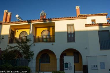 (WAR002) Town House with Garden and Pool Access