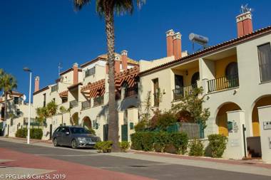 (WAR002) Town House with Garden and Pool Access