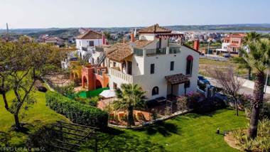 (MIL001) Townhouse with Beautiful Terrace