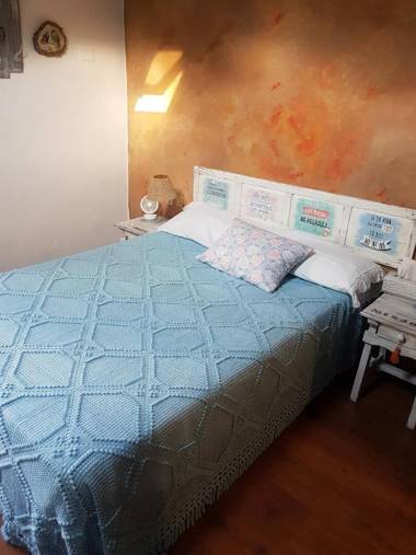 Casita Con Chimenea Y Terraza En Entorno Natural