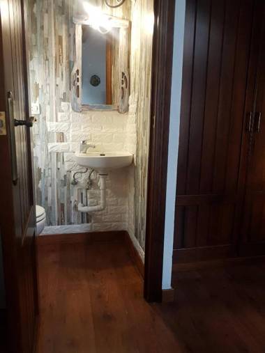 Casita Con Chimenea Y Terraza En Entorno Natural