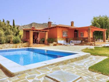 Detached rural and rustic house with a private swimming pool