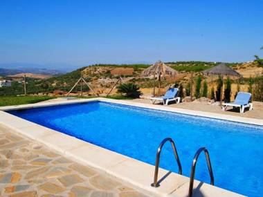 Detached rural and rustic house with a private swimming pool