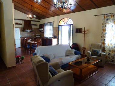 Detached rural and rustic house with a private swimming pool