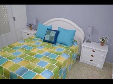 Deluxe 3 bedroom Apartment Balcony 15 minutes walk to city and beach sys2