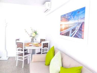 Lots of sunlight 3 bedroom Apartment with balcony Air Conditioning sys3yr