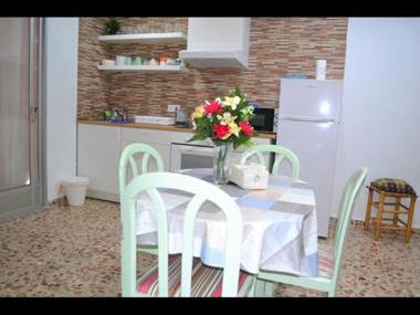 Beautiful 1 bedroom Apartment with gallery and Air Conditioning cb6yr