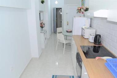 Stunning 2 Bedroom Apartment Fully Refurbished With Air-conditioning