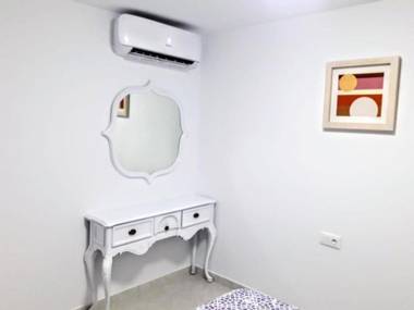 Stunning 2 Bedroom Apartment Fully Refurbished With Air-conditioning