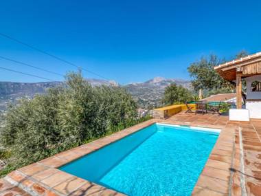 Pretty Cottage in Alcaucín with Private Swimming Pool