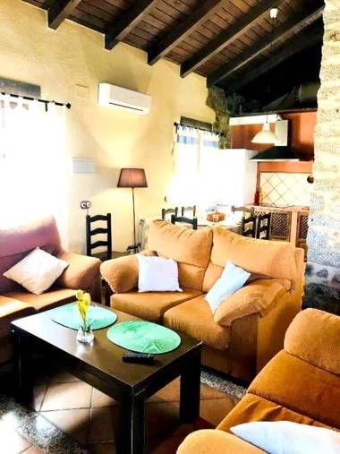 3 bedrooms house with shared pool enclosed garden and wifi at Alcaracejos