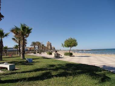 Valencia ideally located 3bed-2bath apart.Few mints walk from beachpoolshop.