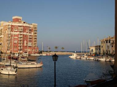 Valencia ideally located 3bed-2bath apart.Few mints walk from beachpoolshop.