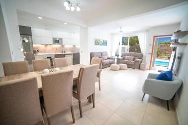 Villa Amanda - 3 Bedroom villa - Jacuzzi and heated pool - Pool table - Perfect for families