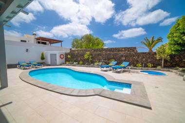 Villa Amanda - 3 Bedroom villa - Jacuzzi and heated pool - Pool table - Perfect for families