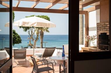 First line ocean view apartment with bbq