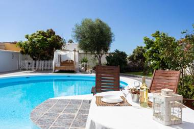 Bungalow Palm Mar with pool and garden