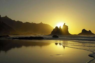 BEACH APT WITH SEA VIEW & POOL 50 STEPS TO THE SEA