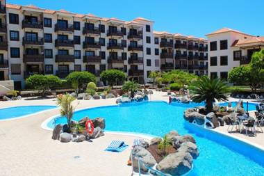 Mar y piscina en Costa del Silencio