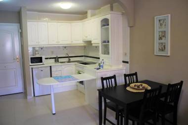 Mar y piscina en Costa del Silencio