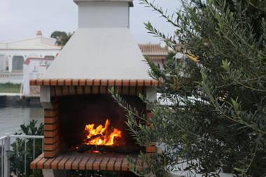 Villa Requesens on Canal