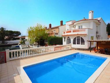 Casa con 4 dormitorios con piscina y amarres privados ref 354