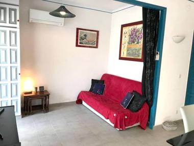 2 bedrooms appartement with enclosed garden at Empuriabrava 1 km away from the beach