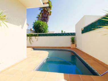 3 bedrooms villa with private pool and enclosed garden at Empuriabrava