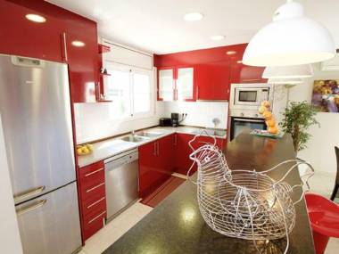 3 bedrooms villa with private pool and enclosed garden at Empuriabrava