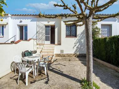 Delightul Holiday Home in St Pere Pescador with Terrace