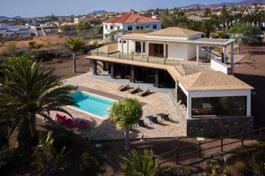 Oasis Villa with swimming pool in 4000m2 garden