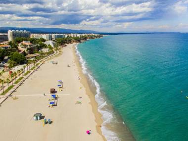 Villa with botanic garden in front of the beach