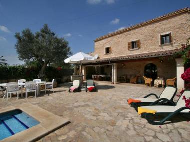 Spacious rustic country house with pool only 1 km from Buger