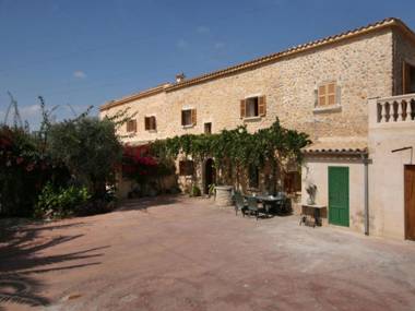 Spacious rustic country house with pool only 1 km from Buger