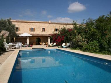 Spacious rustic country house with pool only 1 km from Buger