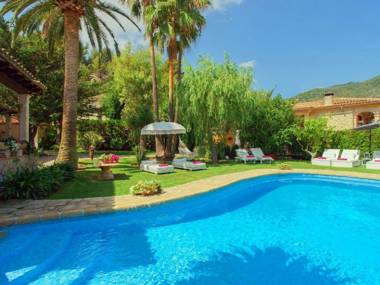 Country house with pool located in a quiet area with mountain views